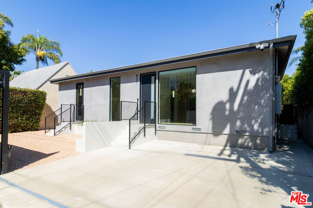 Property photo for 821 S Muirfield Rd, Los Angeles, CA