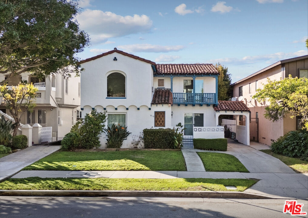 Property photo for 915 S Wooster St, Los Angeles, CA