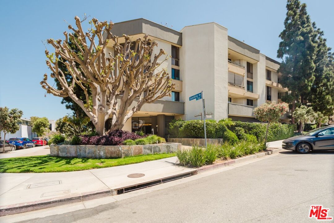 Property photo for 750 S Spaulding Ave, #214, Los Angeles, CA