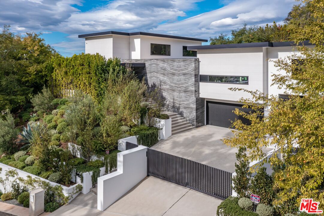 Property photo for 9455 Eden Dr, Beverly Hills, CA