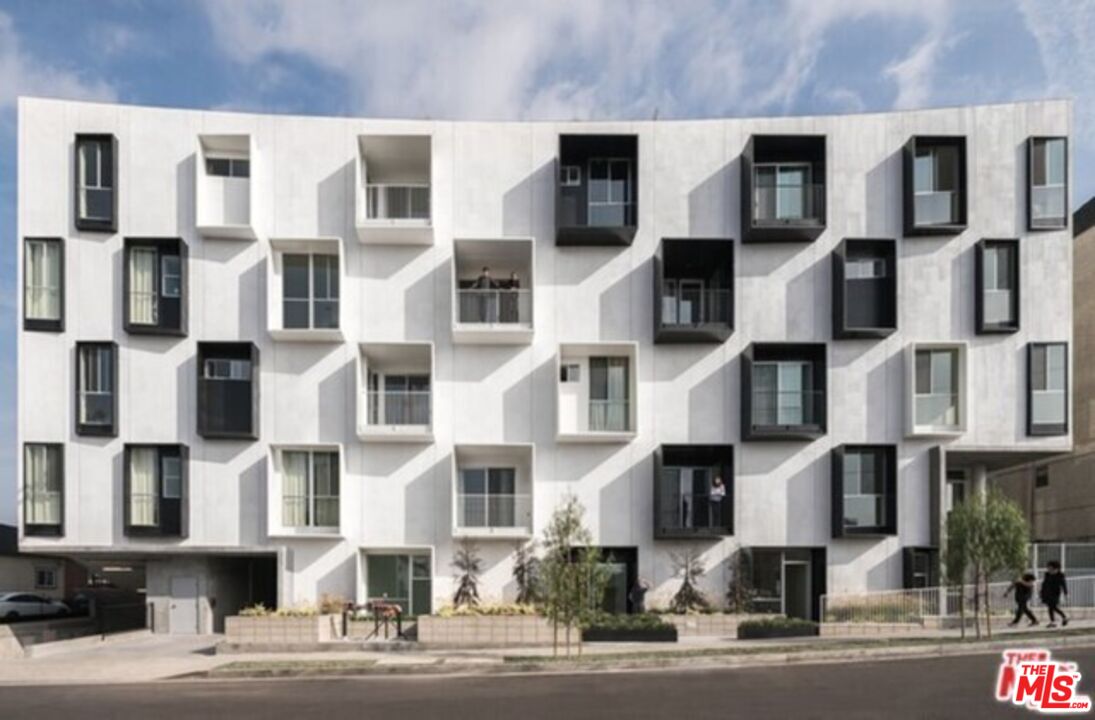Property photo for 1038 S Mariposa Ave, #01, Los Angeles, CA
