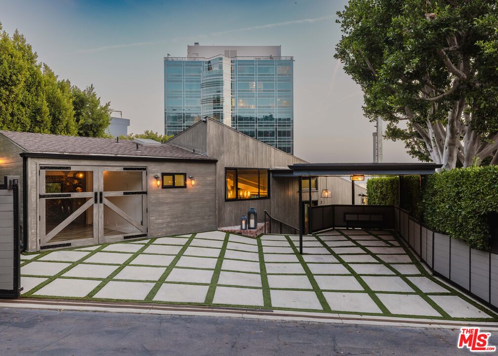 Property photo for 1310 LONDONDERRY PL, Los Angeles, CA