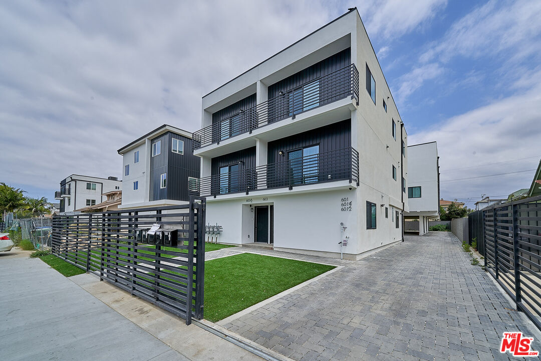 Property photo for 601 W 41st Pl, Los Angeles, CA