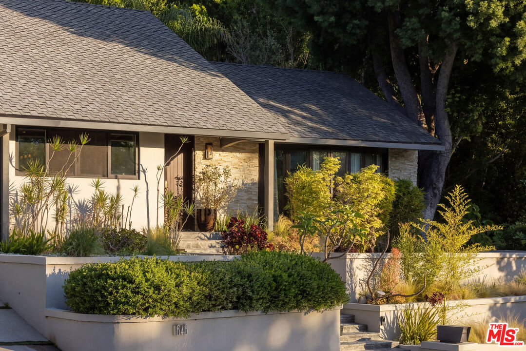 Property photo for 1646 San Ysidro Dr, Beverly Hills, CA