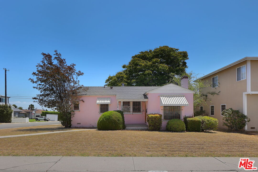 Property photo for 8320 Airlane Ave, Los Angeles, CA
