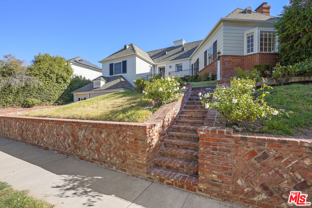 Property photo for 266 Denslow Ave, Los Angeles, CA