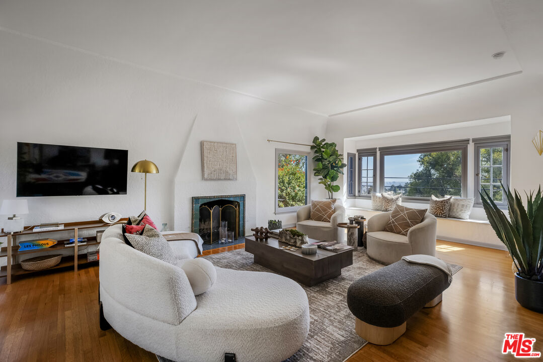 Property photo for 2614 Rutherford Dr, Los Angeles, CA