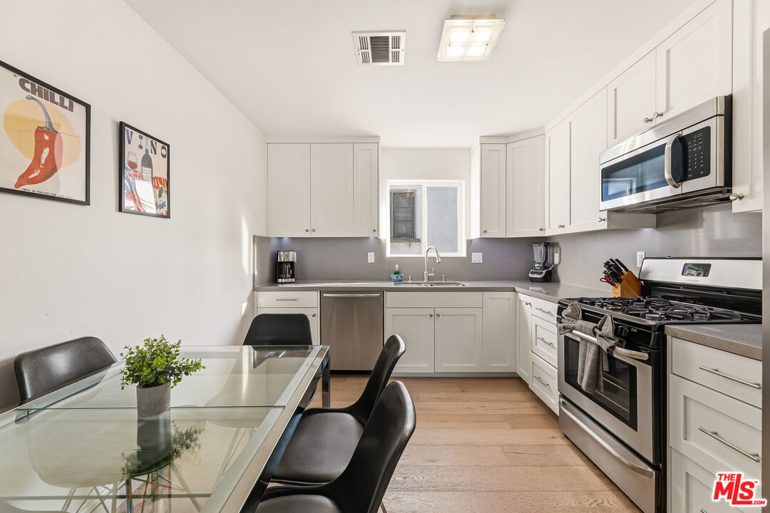 Property photo for 2741 S Palm Grove Ave, Los Angeles, CA
