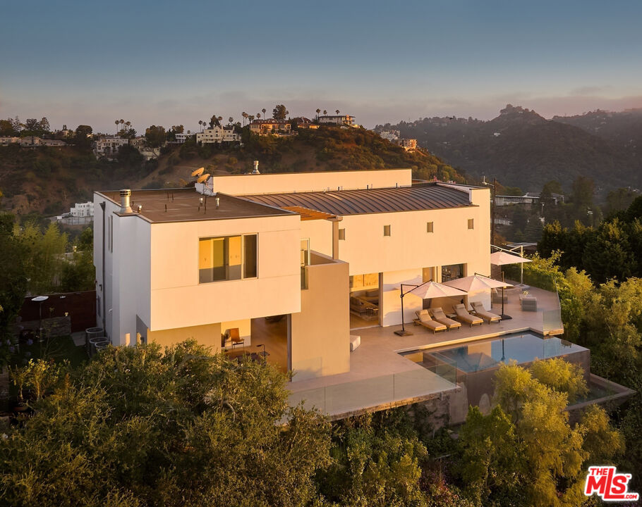 Property photo for 2750 Cardwell Pl, Los Angeles, CA