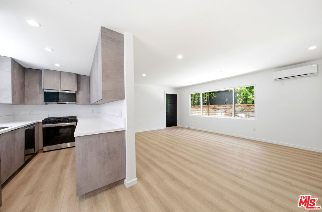 Property photo for 333 6th Ave, #B, Venice, CA