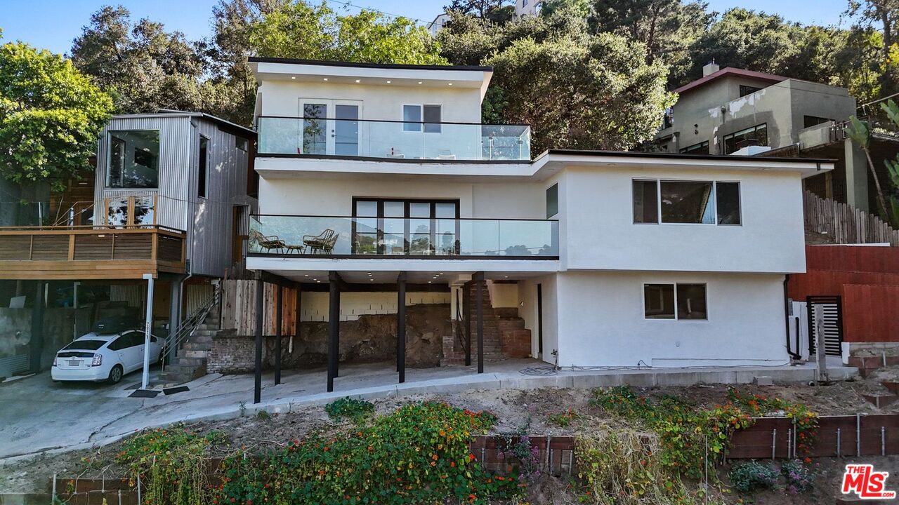 Property photo for 6900 Treasure Trl, Los Angeles, CA