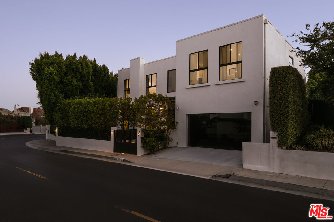 Property photo for 2025 Hercules Dr, Los Angeles, CA