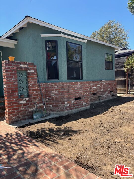 Property photo for 3497 Redwood Ave, Los Angeles, CA