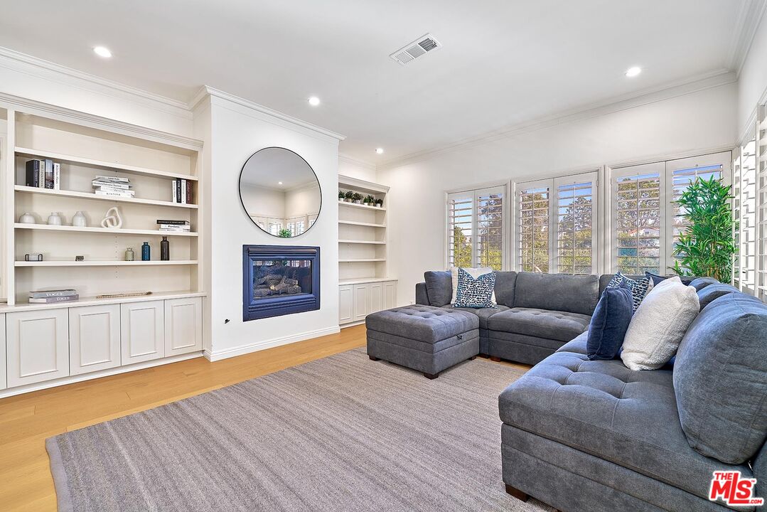Property photo for 749 S Citrus Ave, Los Angeles, CA