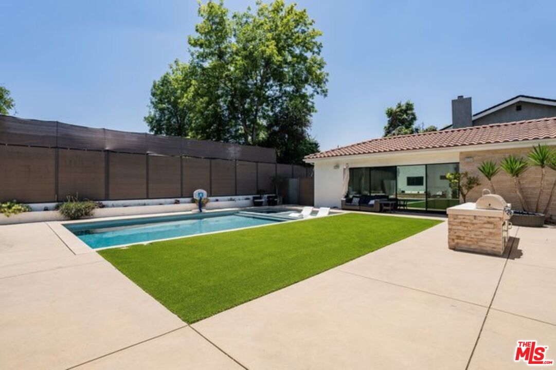 Property photo for 17520 Embassy Dr, Los Angeles, CA