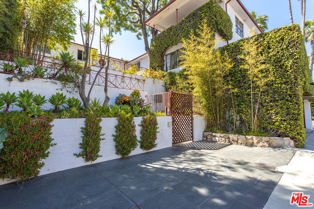 Property photo for 10959 STRATHMORE DR, Los Angeles, CA