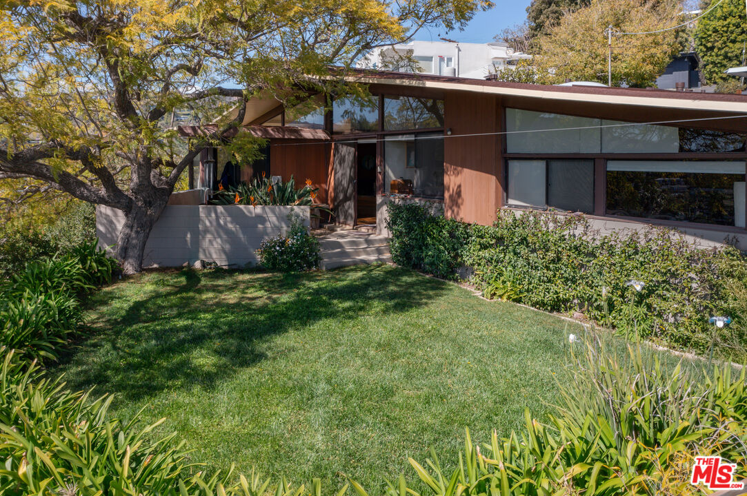 Property photo for 12421 Deerbrook Ln, Los Angeles, CA