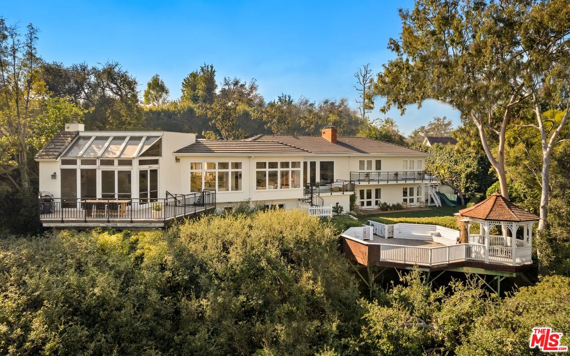 Property photo for 282 Bentley Cir, Los Angeles, CA