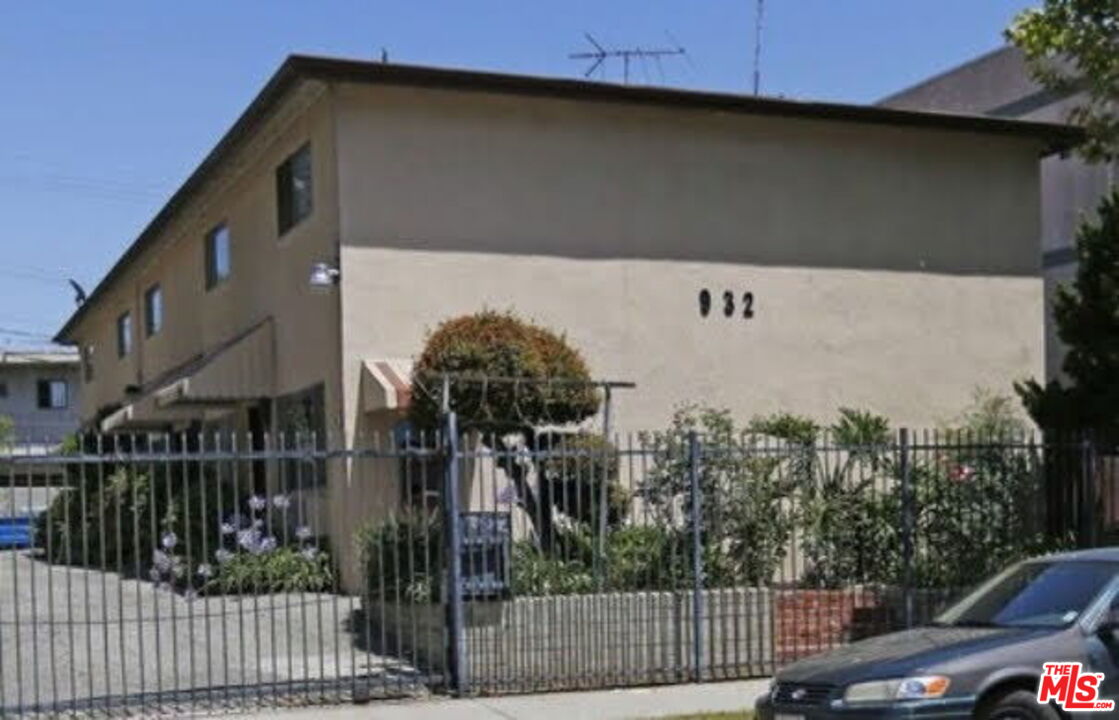Property photo for 932 S Gramercy Pl, Los Angeles, CA