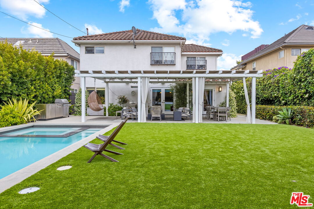 Property photo for 653 S Citrus Ave, Los Angeles, CA