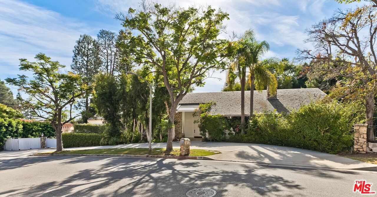Property photo for 1005 Schuyler Rd, Beverly Hills, CA