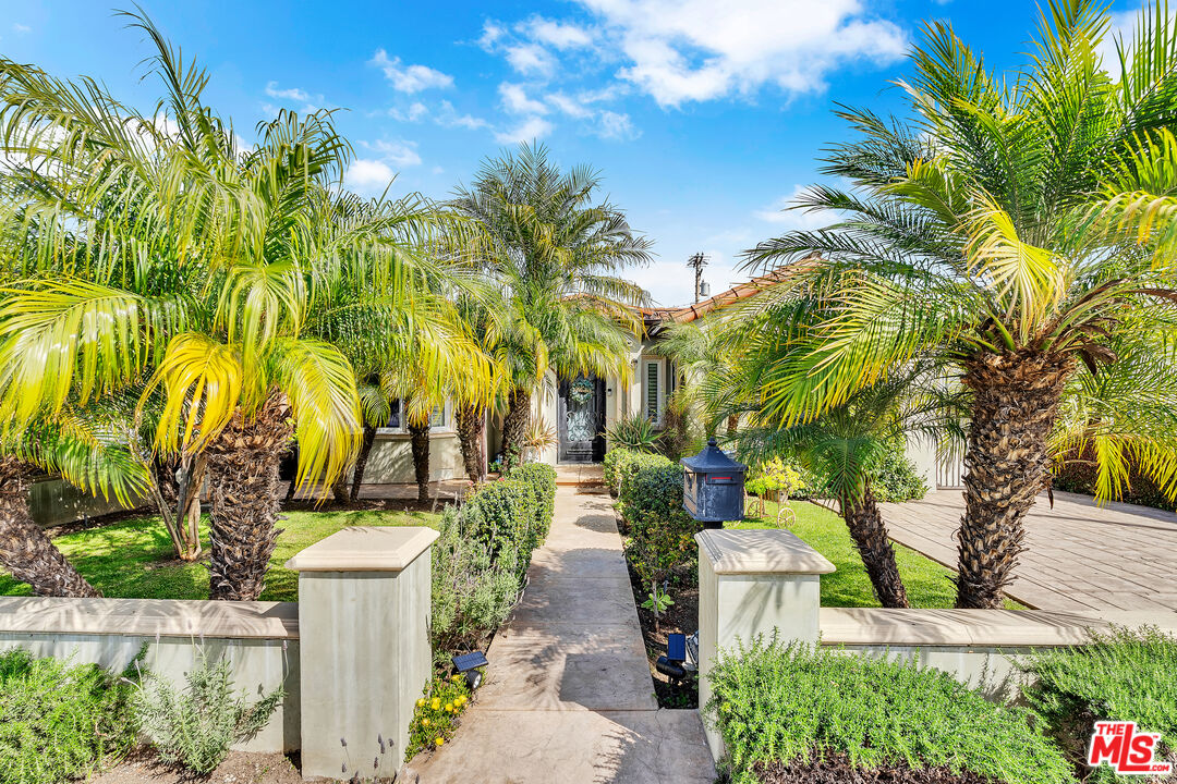 Property photo for 326 N Doheny Dr, Beverly Hills, CA