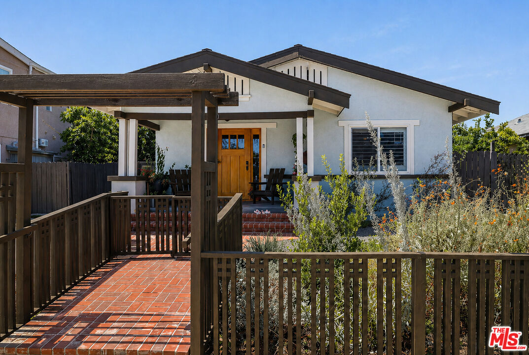 Property photo for 933 Walnut Ave, Long Beach, CA