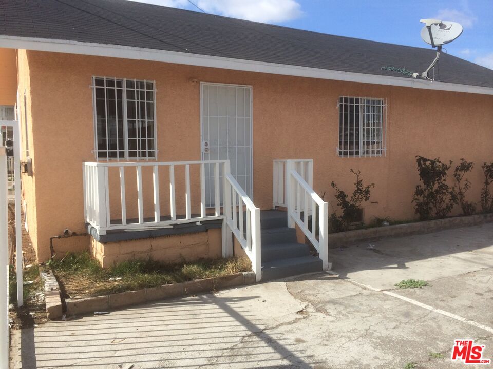 Property photo for 1031 W Century Blvd, Los Angeles, CA