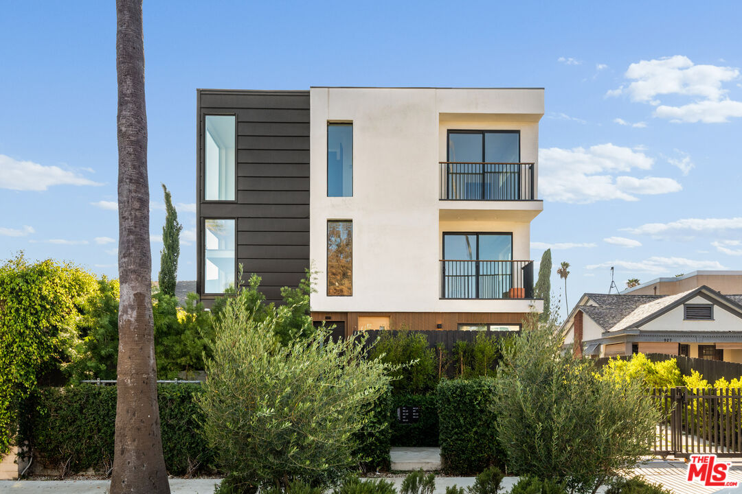 Property photo for 923 N Mariposa Ave, Los Angeles, CA