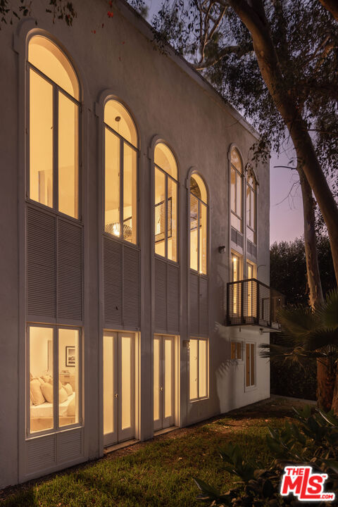 Property photo for 2027 Oakwood Ave, Los Angeles, CA