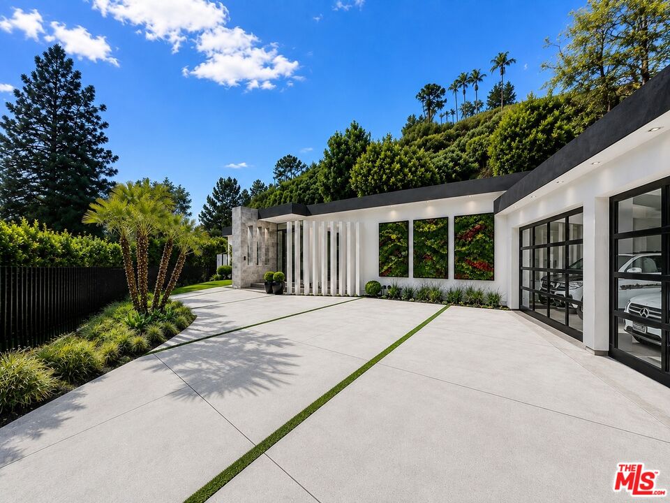 Property photo for 1049 Loma Vista Dr, Beverly Hills, CA