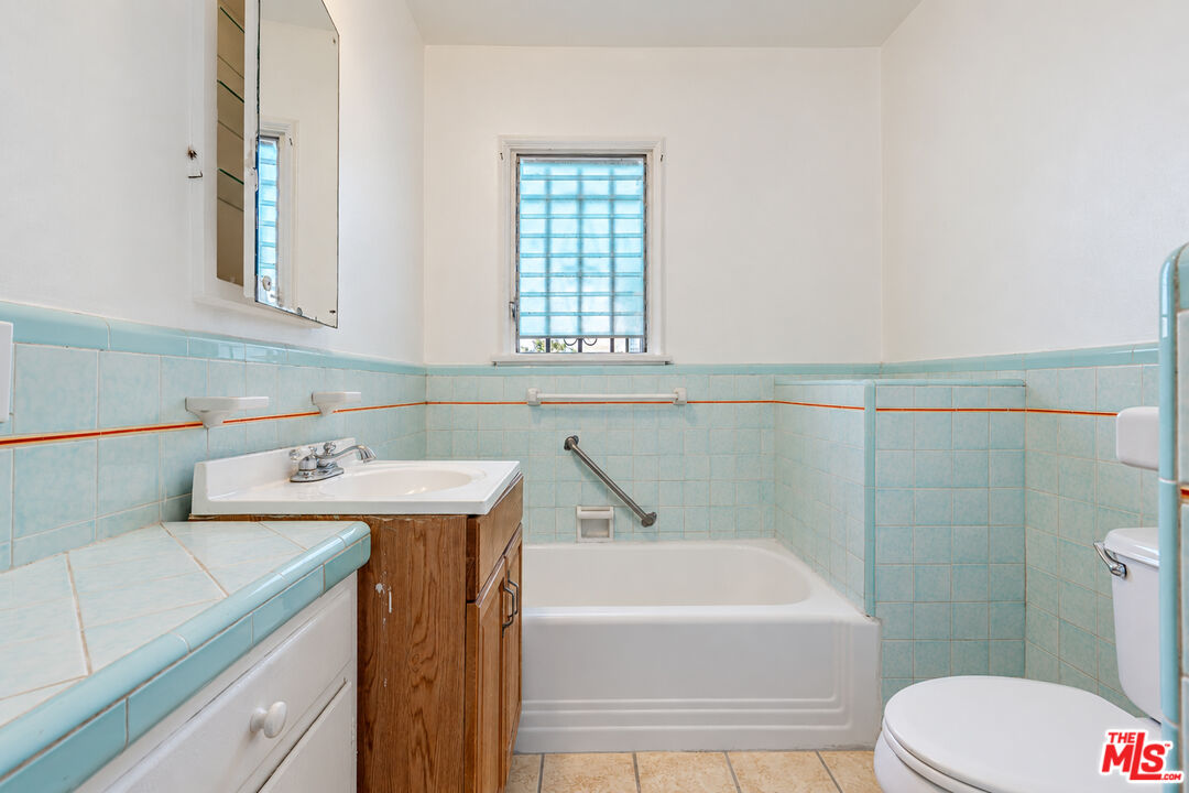 1036 S Genesee Ave, Los Angeles, CA 90019 1036 S Genesee Ave, Los Angeles, CA 90019