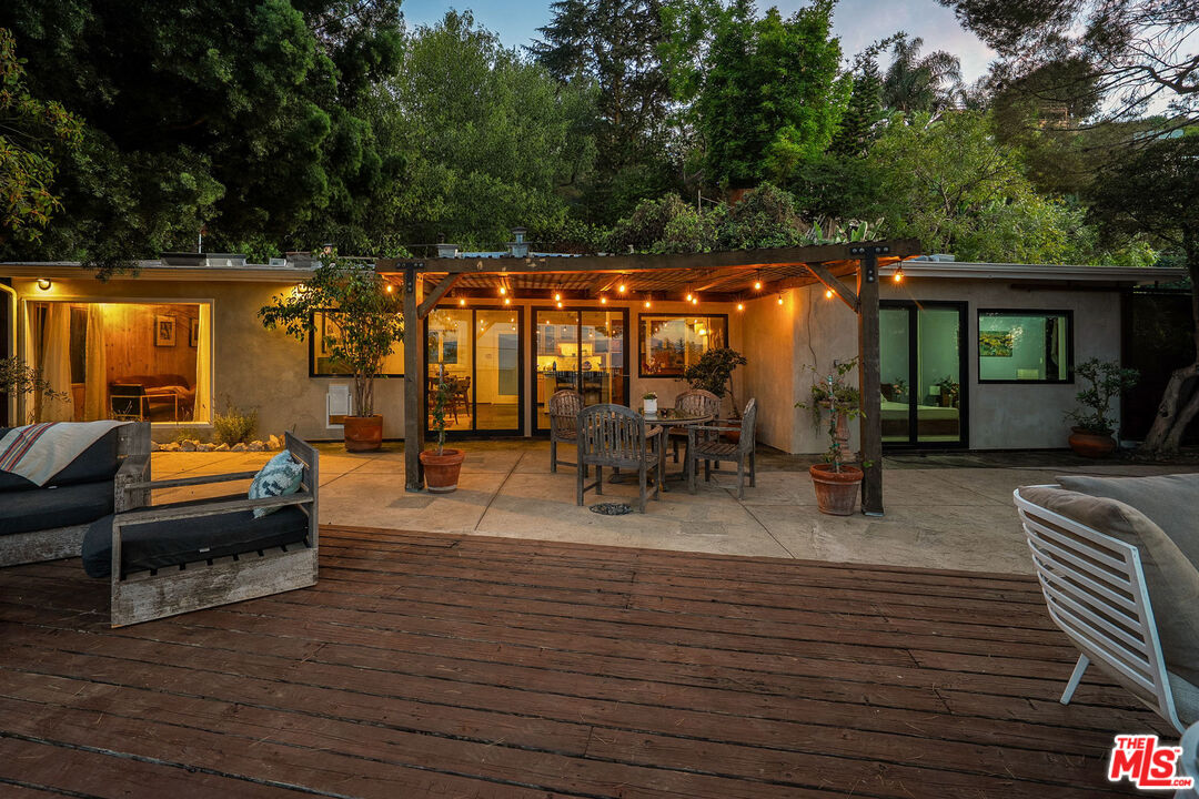 Property photo for 7272 Caverna Dr, Los Angeles, CA