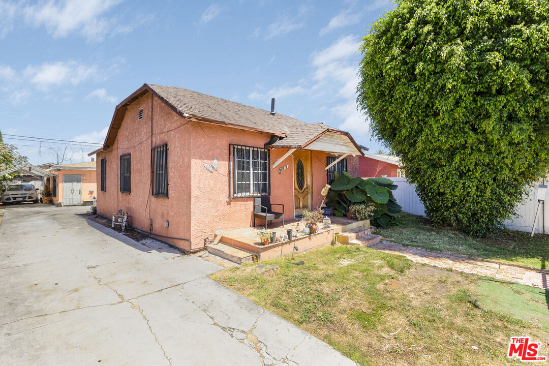 Property photo for 719 E 110th St, Los Angeles, CA