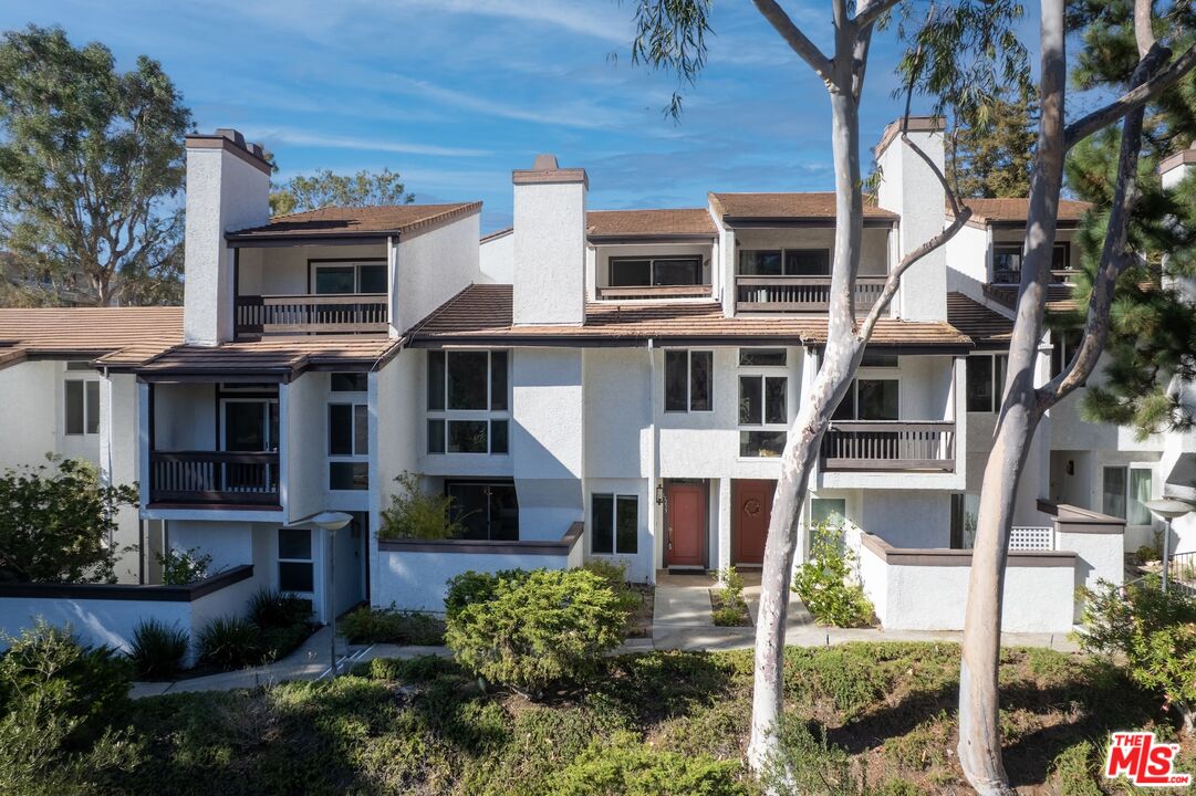 Property photo for 17253 Palisades Cir, Los Angeles, CA
