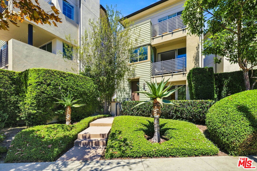 Property photo for 12876 S Seaglass Cir, Los Angeles, CA