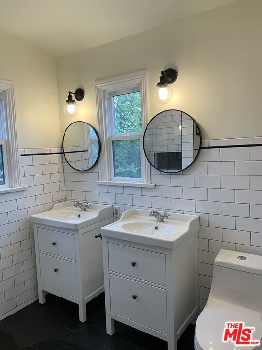Property photo for 1302 S Orange Dr, Los Angeles, CA
