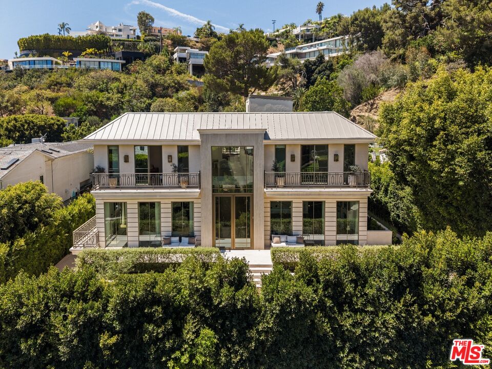 Property photo for 1395 N Doheny Dr, Los Angeles, CA