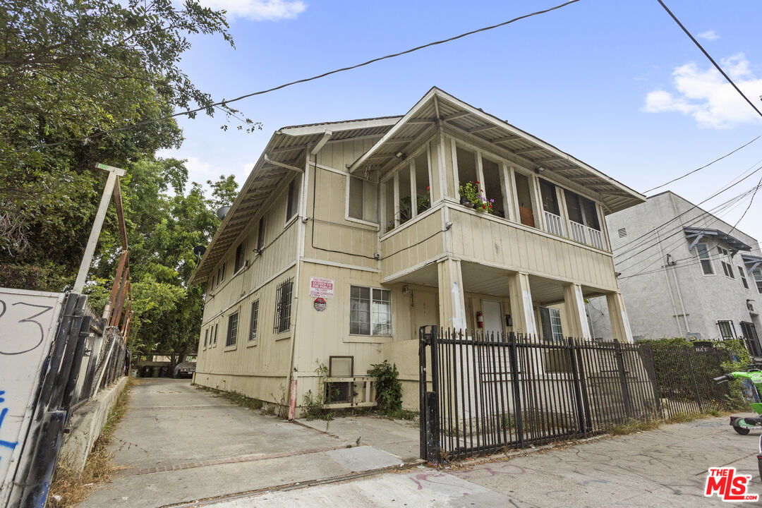 Property photo for 1516 W 11th Pl, Los Angeles, CA
