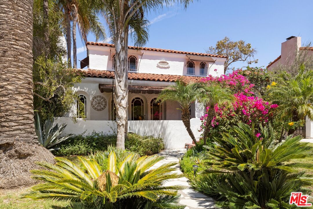 Property photo for 6141 Warner Dr, Los Angeles, CA