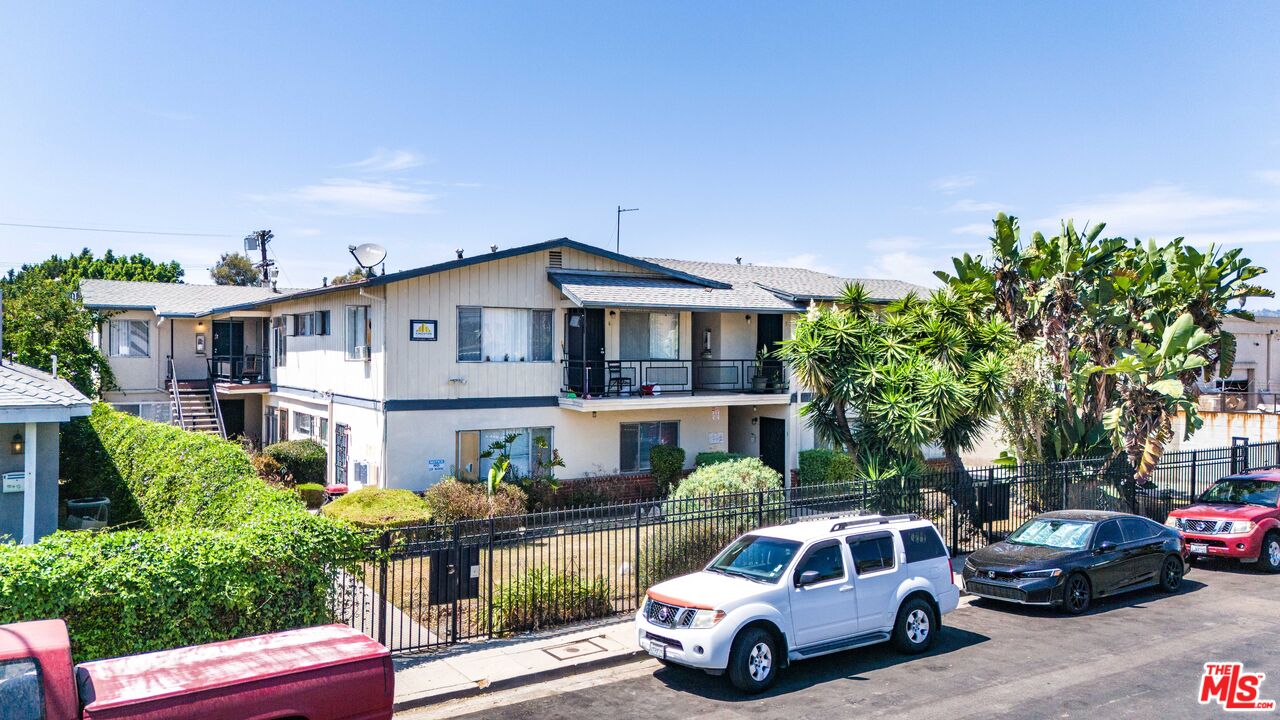 Property photo for 2027 S Ridgeley Dr, Los Angeles, CA