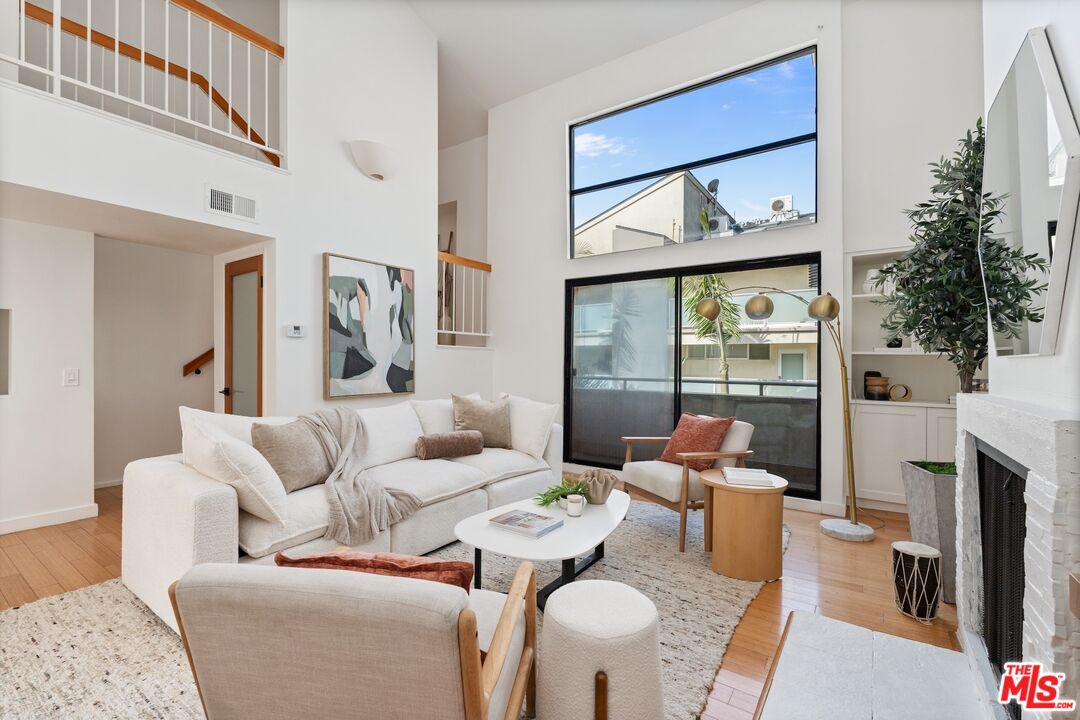 Property photo for 11 Mast St, #B, Los Angeles, CA