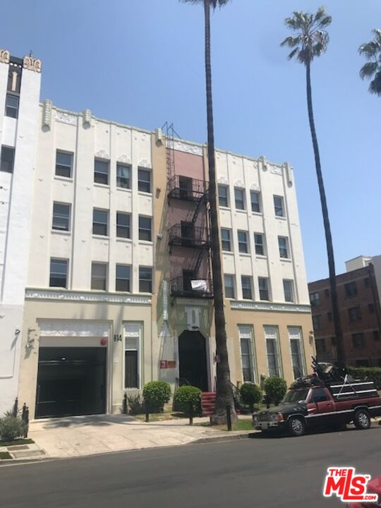 Property photo for 814 S Hobart Blvd, #404, Los Angeles, CA