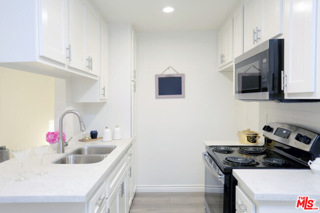 Property photo for 550 S Manhattan Pl, Los Angeles, CA