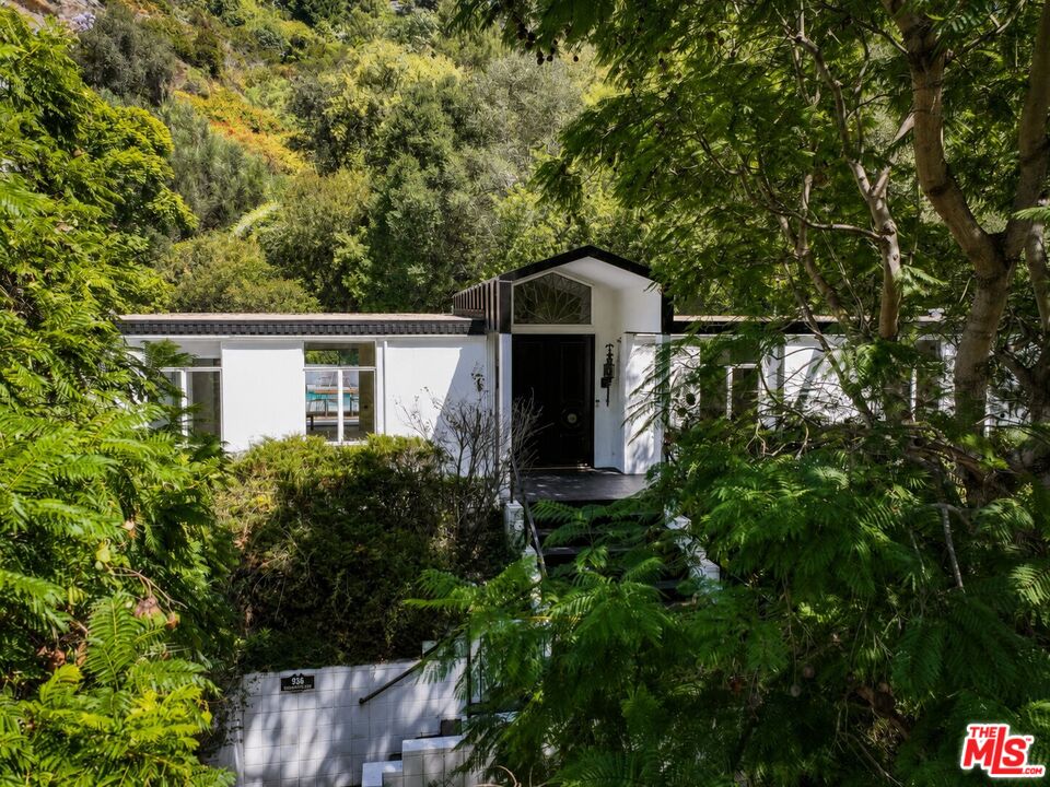 Property photo for 936 Chantilly Rd, Los Angeles, CA