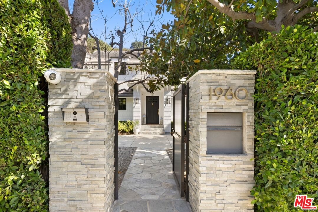 Property photo for 1960 Coldwater Canyon Dr, Beverly Hills, CA