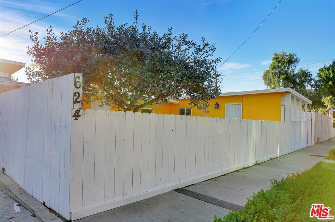 Property photo for 624 W Beach Ave, Inglewood, CA