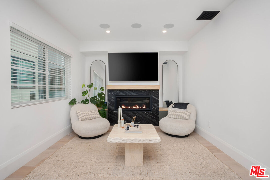 Property photo for 107 S Flores St, #1/4, Los Angeles, CA