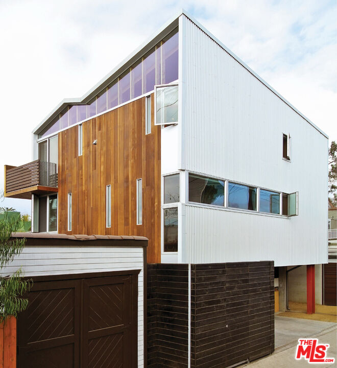 Property photo for 724 1/2 Superba Ave, Los Angeles, CA