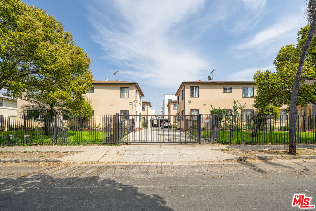 Property photo for 914 S Gramercy Dr, #D, Los Angeles, CA